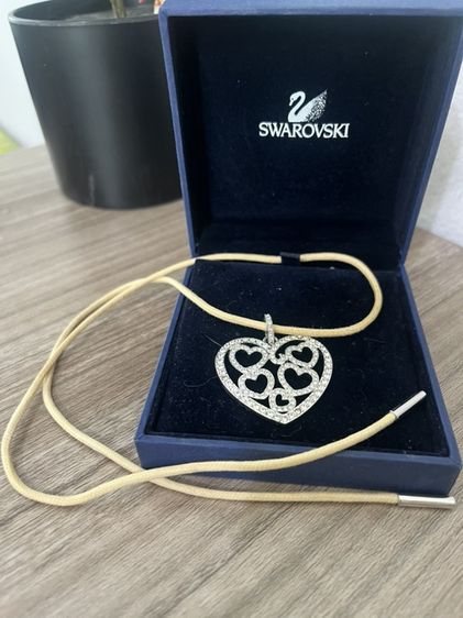 สร้อยคอพร้อมจี้รูปหัวใจประดับคริสตัลจากแบรนด์ Swarovski บรรจุในกล่องสีน้ำเงิน พร้อมใบรับรอง (Certificate) และป้ายสินค้า รูปที่ 3