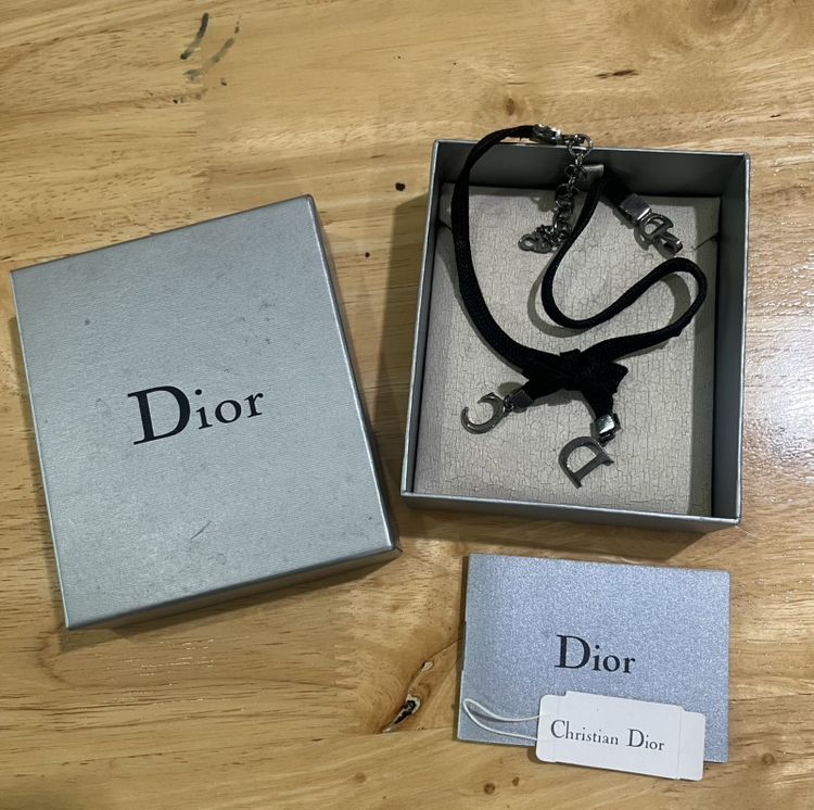 สร้อยคอโชคเกอร์ริบบิ้นสีดำ Christian Dior ประดับด้วยจี้โลโก้ "CD" สีเงินห้อยระย้า รูปที่ 2
