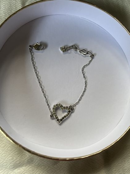 SWAROVSKIสร้อยข้อมือโทนสีเงินประดับจี้รูปหัวใจฝังคริสตัลระยิบระยับจาก Swarovski พร้อมจี้รูปหงส์อันเป็นเอกลักษณ์ที่ปลายสายปรับระดับ