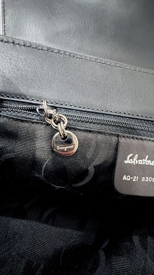 Salvatore Ferragamo เฟอร์รากาโม กระเป๋าสะพาย รูปที่ 8