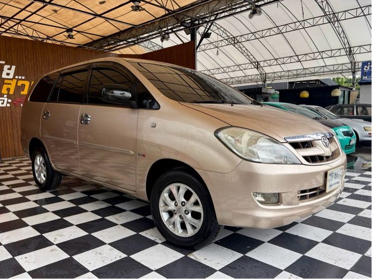 รถ Toyota Innova 2.0 V สี บรอนซ์ทอง