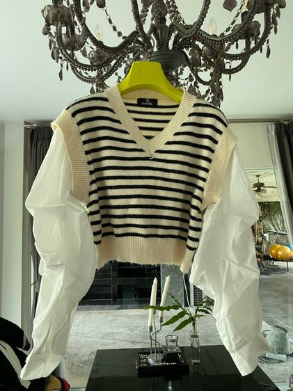 ชาแนล เสื้อครอป สภาพใหม่เอี่ยม เนื้อผ้าดีมาก