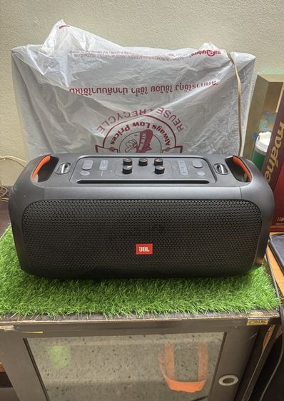 ขายครับ ลําโพง  JBL partybox on-the-go พร้อมไมค์2ตัว