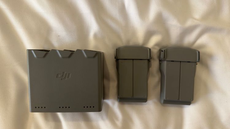 อื่นๆ DJI Intelligent Flight Battery 2 ก้อน + Charging Hub ของใหม่