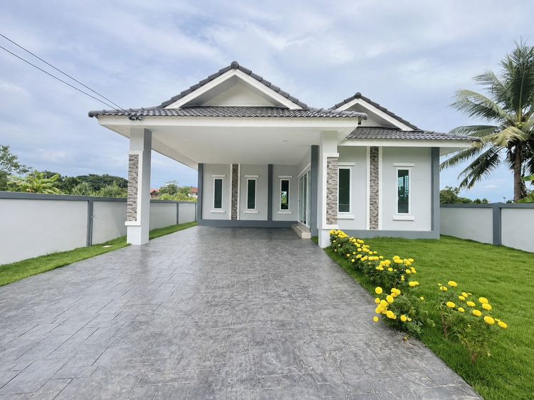 อื่นๆ ไม่มี สร้างเสร็จก่อน 2010 🏡✨ บ้านเดี่ยวชั้นเดียว นอกโครงการใหม่แกะกล่องพร้อมเข้าอยู่   