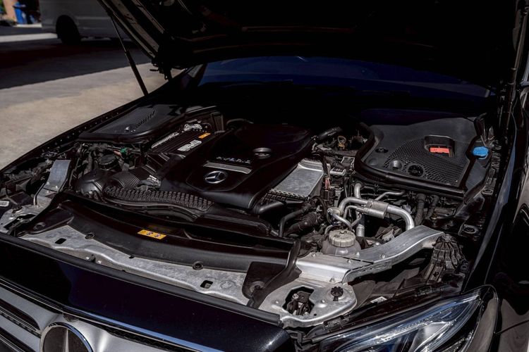 Mercedes-Benz E-Class 2018 E350e Sedan เบนซิน เกียร์อัตโนมัติ ดำ รูปที่ 2