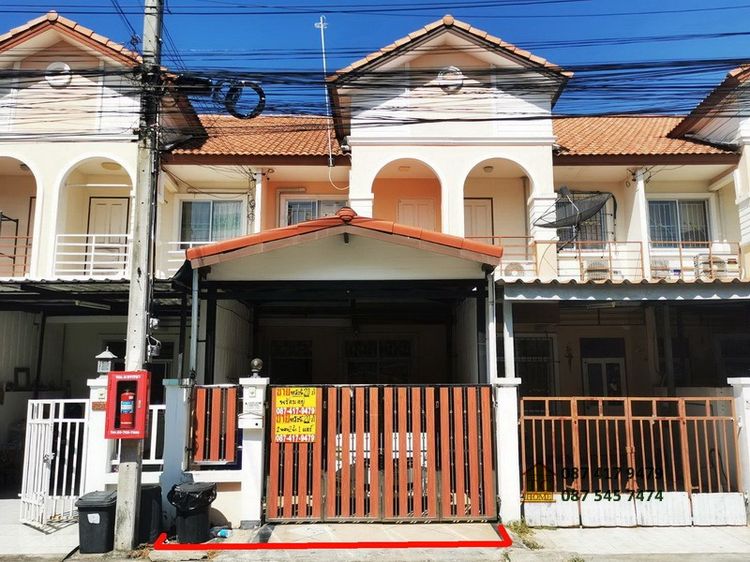 มีบางส่วน ขายทาวน์เฮ้าส์ 2 ชั้น 20 ตรว. ม.พนาสนธิ์แพรกษา ทำเลดีพร้อมอยู่ เข้าซอยเพียง 450 ม.