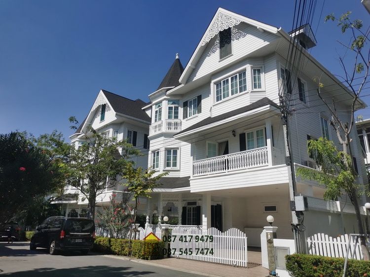 ขายด่วนบ้าน 3 ชั้น 63.5 ตรว. พร้อมเฟอร์ฯ ม.แฟนตาเซียวิลล่า ใกล้เซ็นทรัลบางนา บ้านสวยสไตล์วินเทจ-วิคตอเรียน
