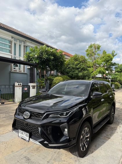 Toyota Fortuner 2022 2.4 Leader V Utility-car ดีเซล เกียร์อัตโนมัติ ดำ รูปที่ 2