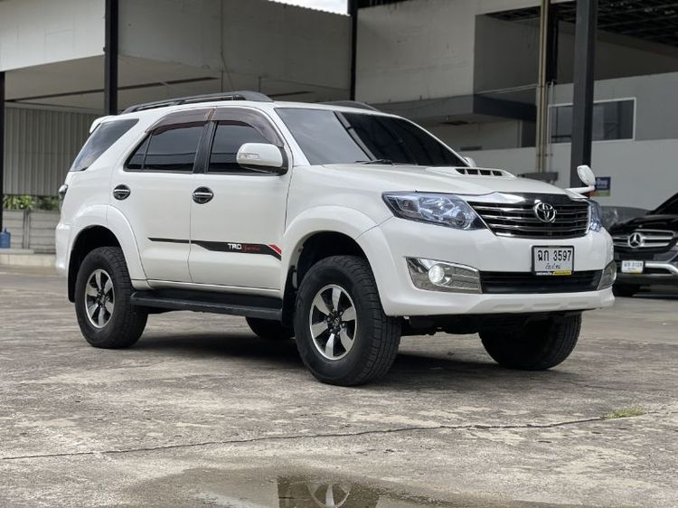 รถ Toyota Fortuner 3.0 V สี ขาว