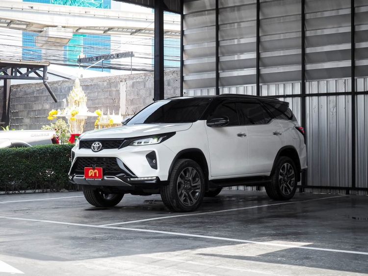 รถ Toyota Fortuner 2.4 Legender สี ขาว