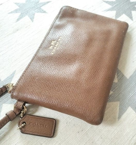 หนังแท้ น้ำตาล ขายกระเป๋าสตางค์ คล้องมือ Coach แท้100%Made in USA(ราคา400บาท)