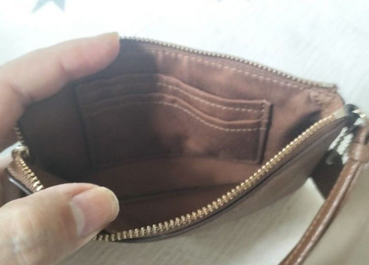 ขายกระเป๋าสตางค์ คล้องมือ Coach แท้100%Made in USA(เลหลังราคา300บาท) รูปที่ 2