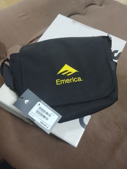 กระเป๋าสะพายข้างสไตล์สตรีทจากแบรนด์ Emerica