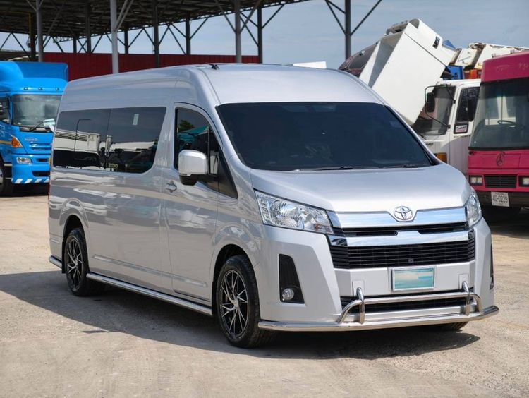 รถ Toyota Commuter 2.8 สี บรอนซ์เงิน