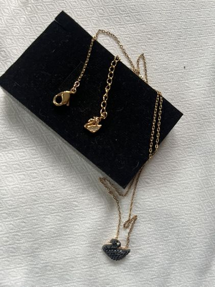 สร้อยคอ Swarovski จี้รูปหงส์ดำประดับคริสตัลสีดำ พร้อมการตกแต่งผิวด้วยสีโรสโกลด์จาก Swarovski รุ่น Iconic Swan