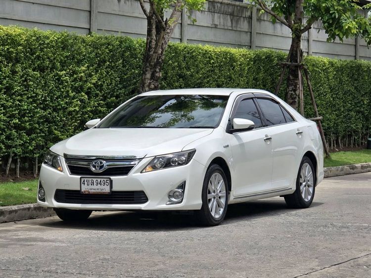 รถ Toyota Camry 2.5 Hybrid สี ขาว