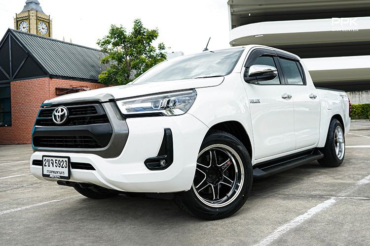 รถ Toyota Hilux Revo 2.4 Prerunner Mid สี ขาว