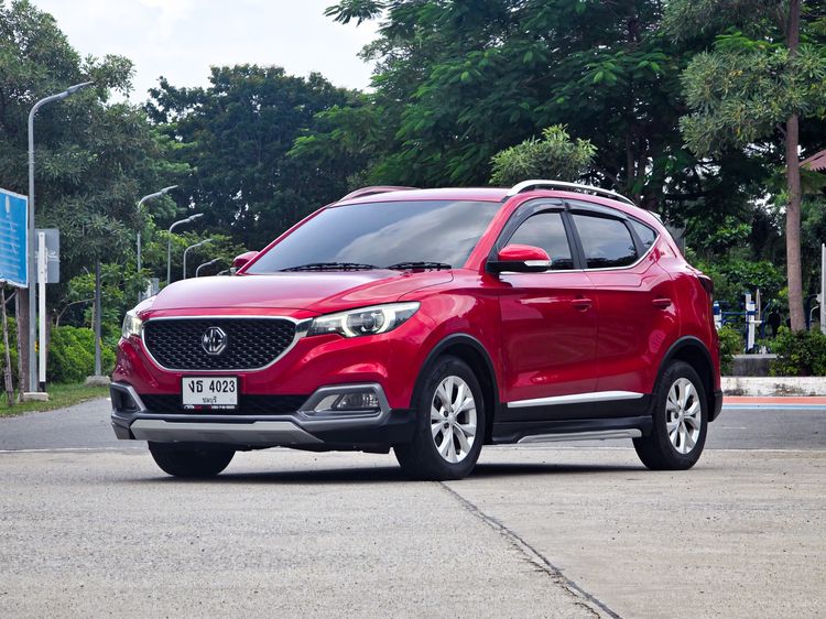 รถ MG ZS 1.5 D สี แดง
