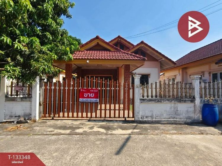 บ้านเดี่ยวพร้อมที่ดิน42 ตรว. มีพื้นที่รอบบ้านปลูกต้นได้ 3ห้องนอน 2ห้องน้ำ 1ห้องโถง 1ห้องครัว หมู่บ้านเงียบสงบ หลังบ้านเป็นสวนลมพัดเย็นสบาย
