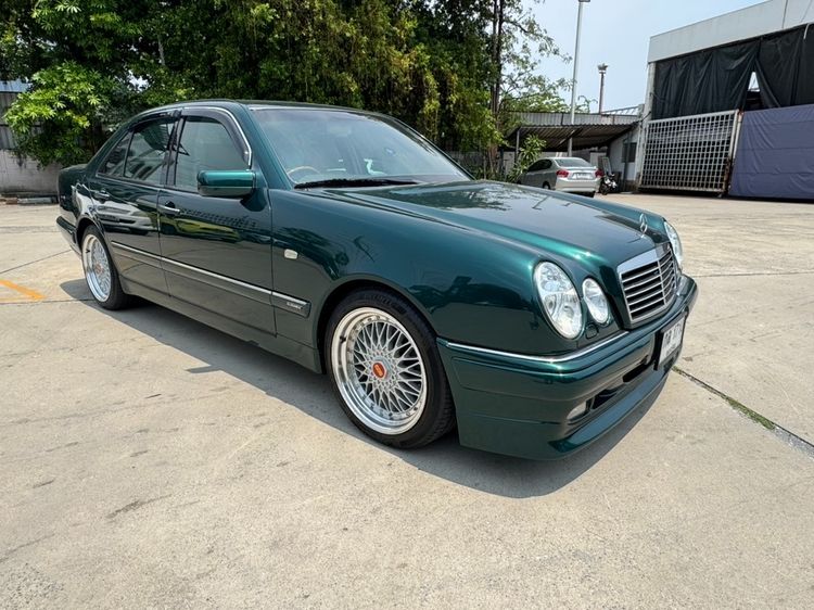 รถ Mercedes-Benz E-Class E230 สี เขียว