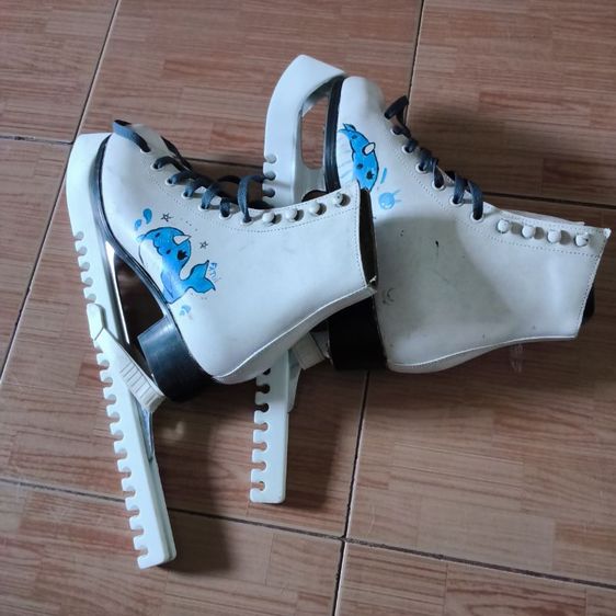 อื่นๆ อื่นๆ ไม่ระบุ รองเท้าไอซ์สเก็ต (Figure Skates) ลายปลาวาฬ สีขาว สภาพดี พร้อมที่ครอบใบมีด