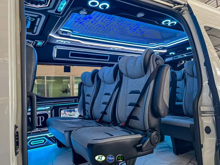 รถ Toyota Commuter 2.8 High Roof สี ขาว