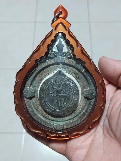 เหรียญพระนารายณ์ 4 กร หลังจีวร แผ่นยันต์จารมือ เนื้อโลหะ ขนาดใหญ่มาก มีน้ำหนัก สภาพสวยสมบุรณ์ เก่ามาก ศิลปะยุคแรก ไม่รู้ที่       เจ้าของเดิ