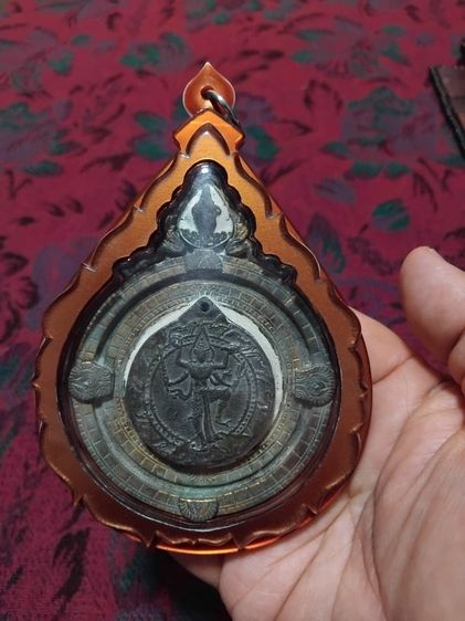 เหรียญพระนารายณ์ 4 กร หลังจีวร แผ่นยันต์จารมือ เนื้อโลหะ ขนาดใหญ่มาก มีน้ำหนัก สภาพสวยสมบุรณ์ เก่ามาก ศิลปะยุคแรก ไม่รู้ที่       เจ้าของเดิ รูปที่ 8