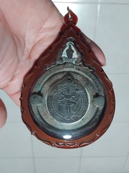 เหรียญพระนารายณ์ 4 กร หลังจีวร แผ่นยันต์จารมือ เนื้อโลหะ ขนาดใหญ่มาก มีน้ำหนัก สภาพสวยสมบุรณ์ เก่ามาก ศิลปะยุคแรก ไม่รู้ที่       เจ้าของเดิ รูปที่ 5