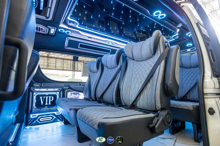 รถ Toyota Commuter 2.8 High Roof สี ขาว