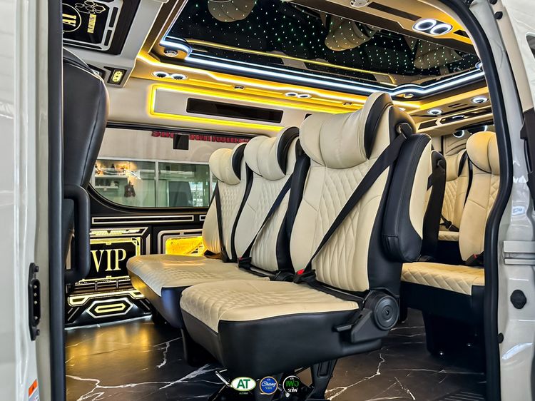 Toyota Commuter 2023 2.8 High Roof Van ดีเซล ไม่ติดแก๊ส เกียร์ธรรมดา ขาว
