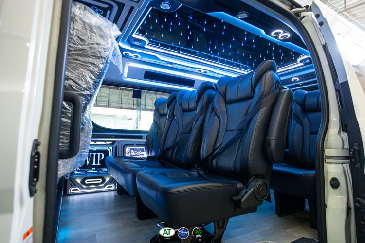 รถ Toyota Commuter 2.8 High Roof สี ขาว