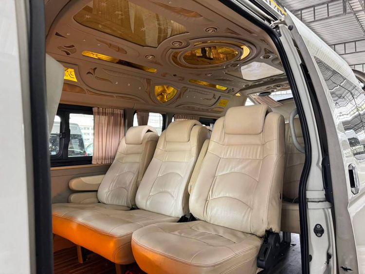 รถ Toyota Commuter 3.0 สี ขาว