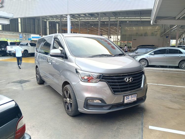 รถ Hyundai H-1  2.5 Maesto Touring สี เทา