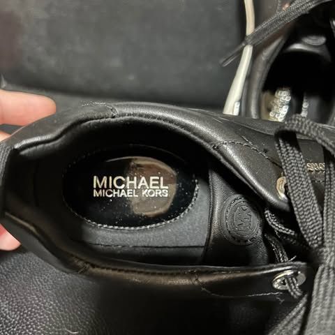 รองเท้าผ้าใบหนังPU สีดำ โลโก้ เงิน MICHAEL KORS รูปที่ 7