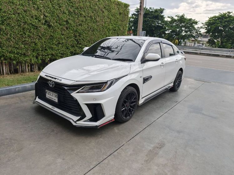 รถ Toyota Yaris ATIV 1.2 Sport สี ขาว