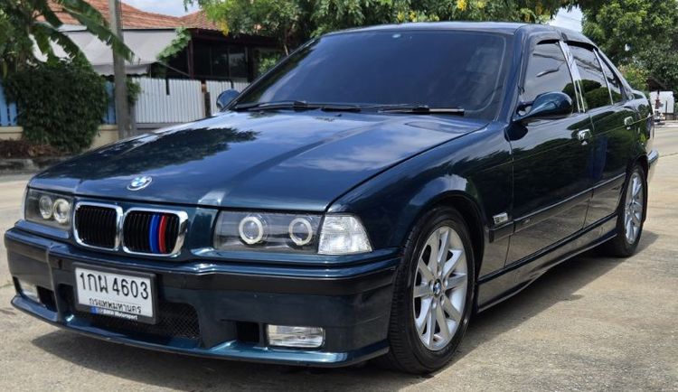 รถ BMW Series 3 318i สี เขียว
