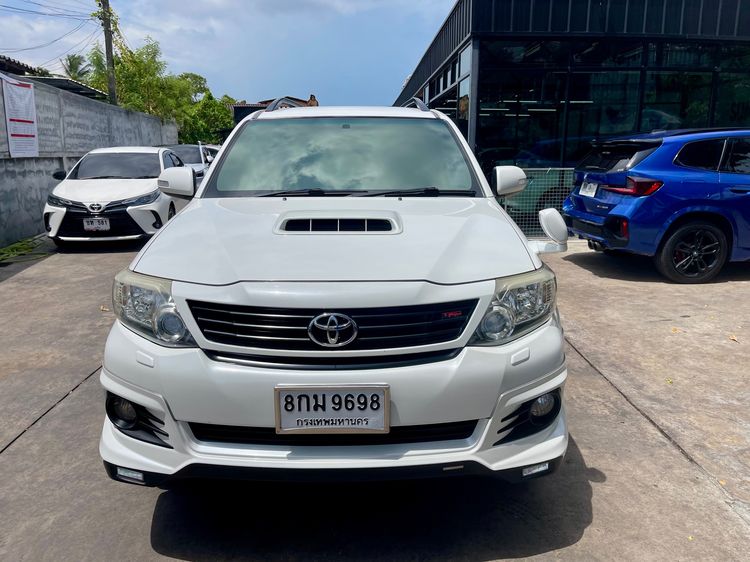 รถ Toyota Fortuner 3.0 TRD Sportivo 4WD สี ขาว