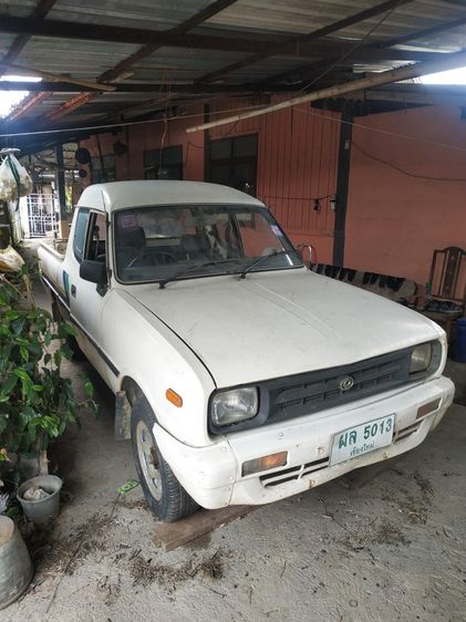 รถ Mazda Familia 1.4 STD สี ขาว
