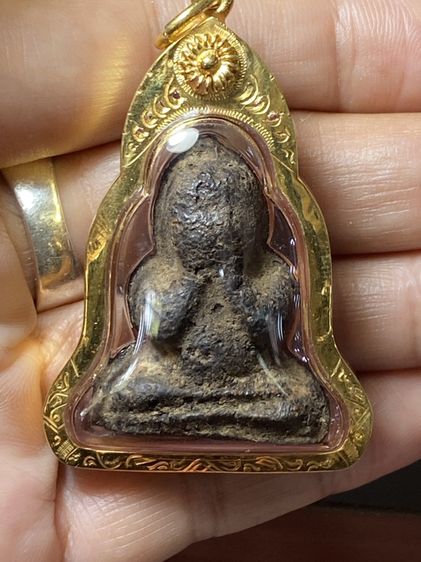 พระปิดตาหลวงปู่เอี่ยมเลี่ยมเงินชุบทอง รูปที่ 16