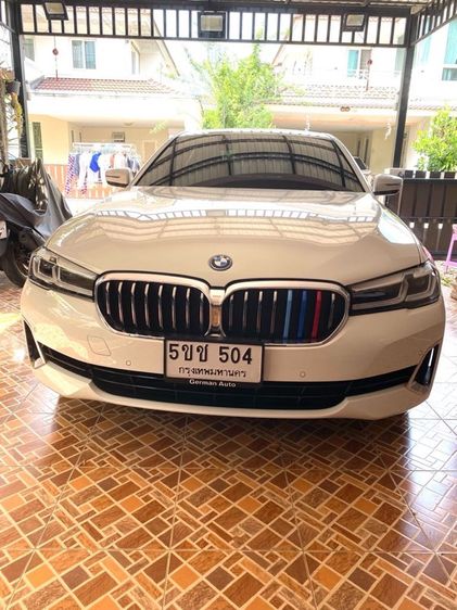 BMW Series 5 2023 530e Sedan ปลั๊กอินไฮบริด (PHEV) ไม่ติดแก๊ส เกียร์อัตโนมัติ ขาว