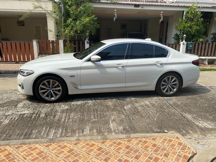 BMW Series 5 2023 530e Sedan ปลั๊กอินไฮบริด (PHEV) ไม่ติดแก๊ส เกียร์อัตโนมัติ ขาว รูปที่ 3