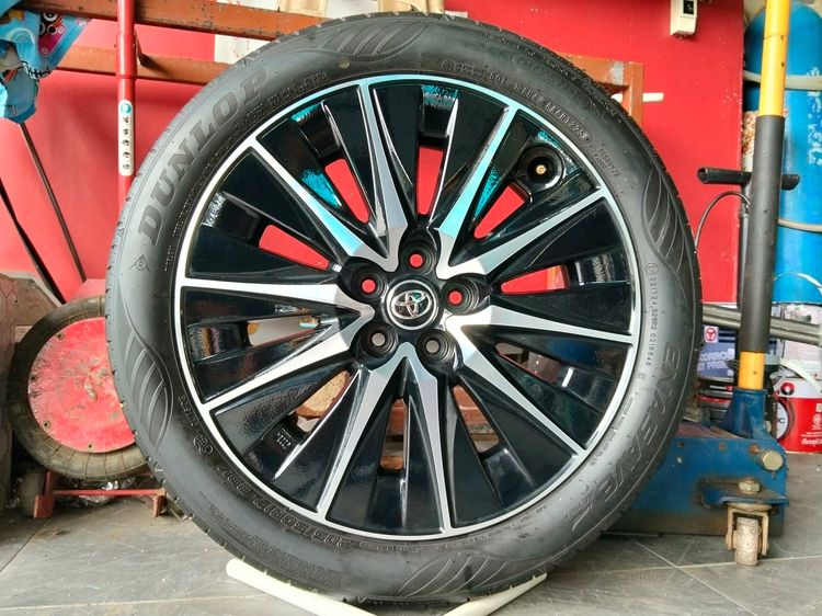 แม็กป้ายแดง toyota ขอบ17พร้อมยาง dunloป 205 50 17 ปี 25ใส่ altis sienta with พรุส
