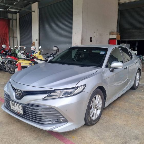 รถ Toyota Camry 2.0 G สี เทา