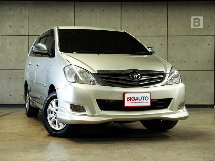 รถ Toyota Innova 2.0 V สี บรอนซ์เงิน