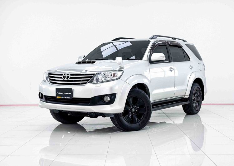 รถ Toyota Fortuner 3.0 TRD Sportivo 4WD สี เทา
