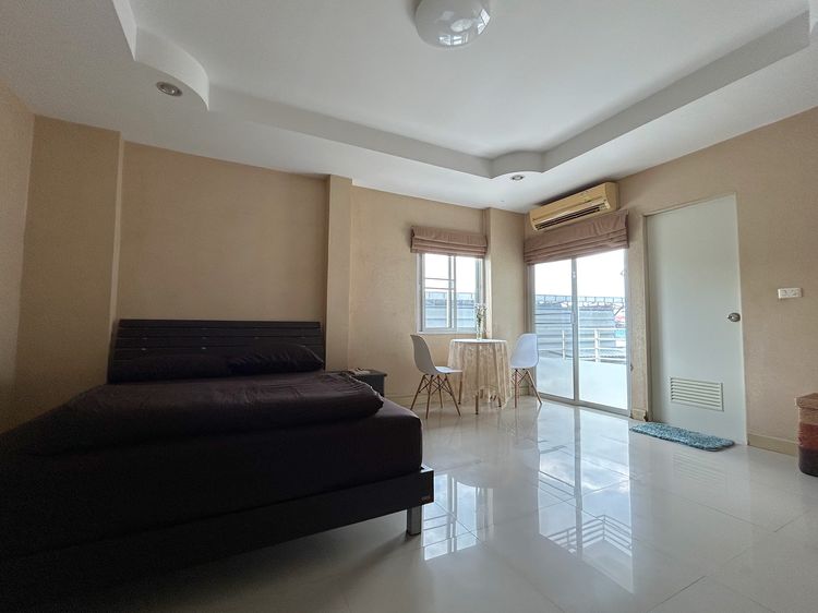 อื่นๆ เลี้ยงสัตว์ได้ มีบางส่วน สร้างเสร็จก่อน 2010 ขายคอนโด โครงการ JW Suite Condominium โชคชัย 4 ซอย 20 ห้องมุม ทำเลดี เจ้าของขายเอง