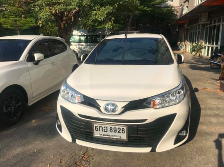 รถ Toyota Yaris ATIV 1.2 E สี ขาว