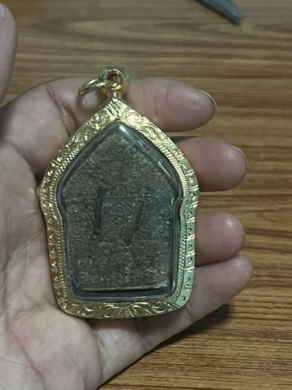 พระขุนแผนผงพรายกุมาร พิมพ์ใหญ่ เนื้อดำ รูปที่ 2